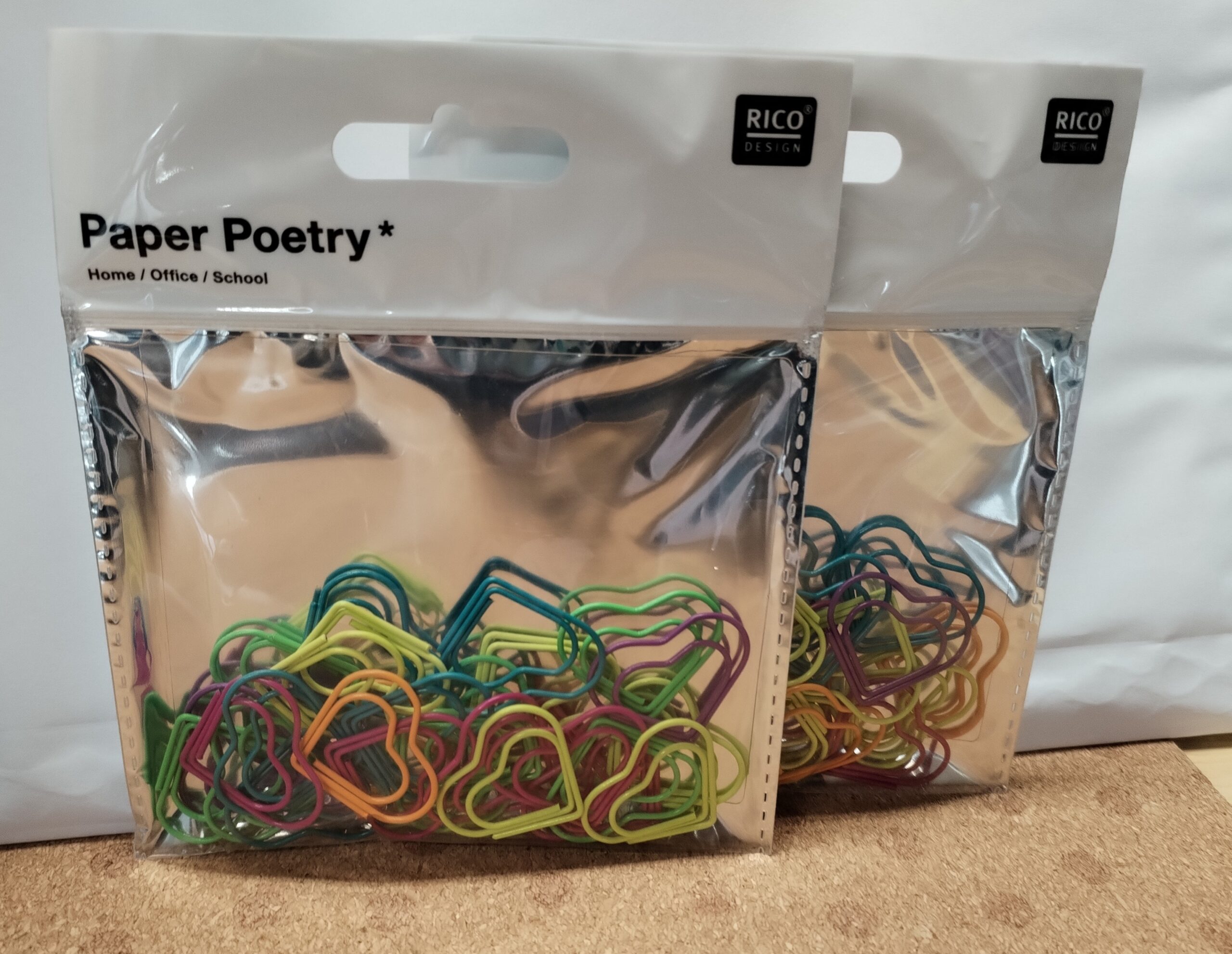 Pussillinen erivarisia- ja kokoisia sydamenmuotoisia klemmareita.