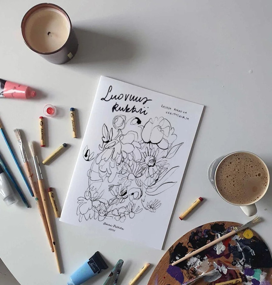 Luovuus kukkii -värityskirja